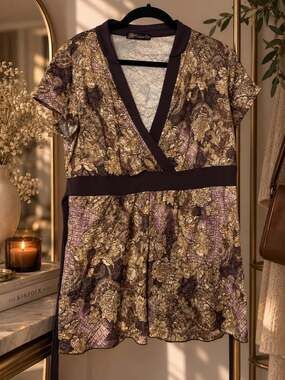 Volume One Women's Floral Print V-Neck Short Sleeve Top with Empire Waist